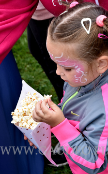 Dziewczynka z popcornem.
