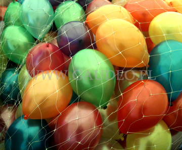 Balony napełnione helem czekają na wypuszczenie w powietrze.