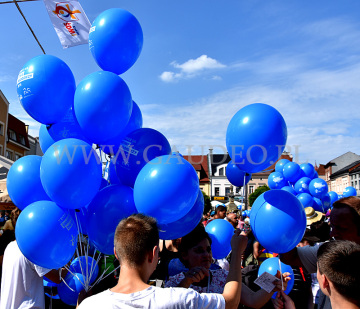 Balony z helem rozdawane uczestnikom imprezy.