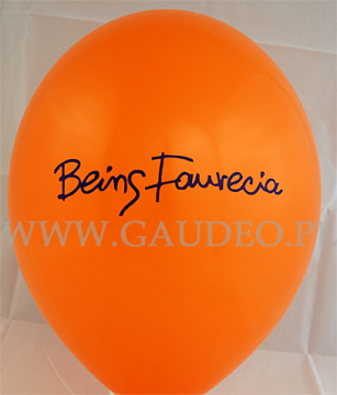 Pomarańczowy balon z granatowym nadrukiem.