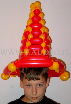 Chłopiec w kapeluszu balonowym.