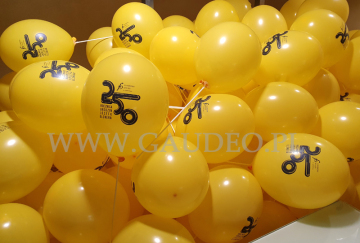 Balony reklamowe założone na patyczki.