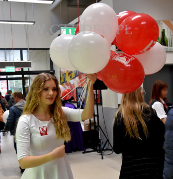 Balony z nadrukiem na patyczkach dla klientów.