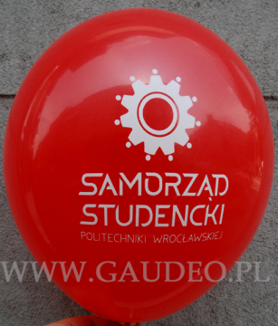 Biały nadruk na czerwonym balonie.