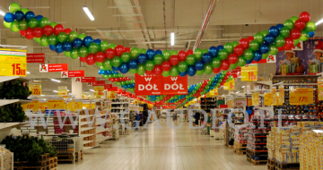 Urodzinowa dekoracja hipermarketu Auchan przy użyciu girland balonowych.